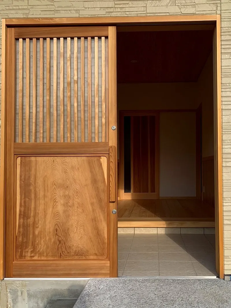 玄関ドアーは、柳瀬杉の1枚板で作りました 貴重な杉です