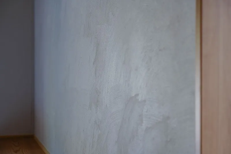 玄関ホールの壁で、シラス漆喰を使用 扇塗りに！
