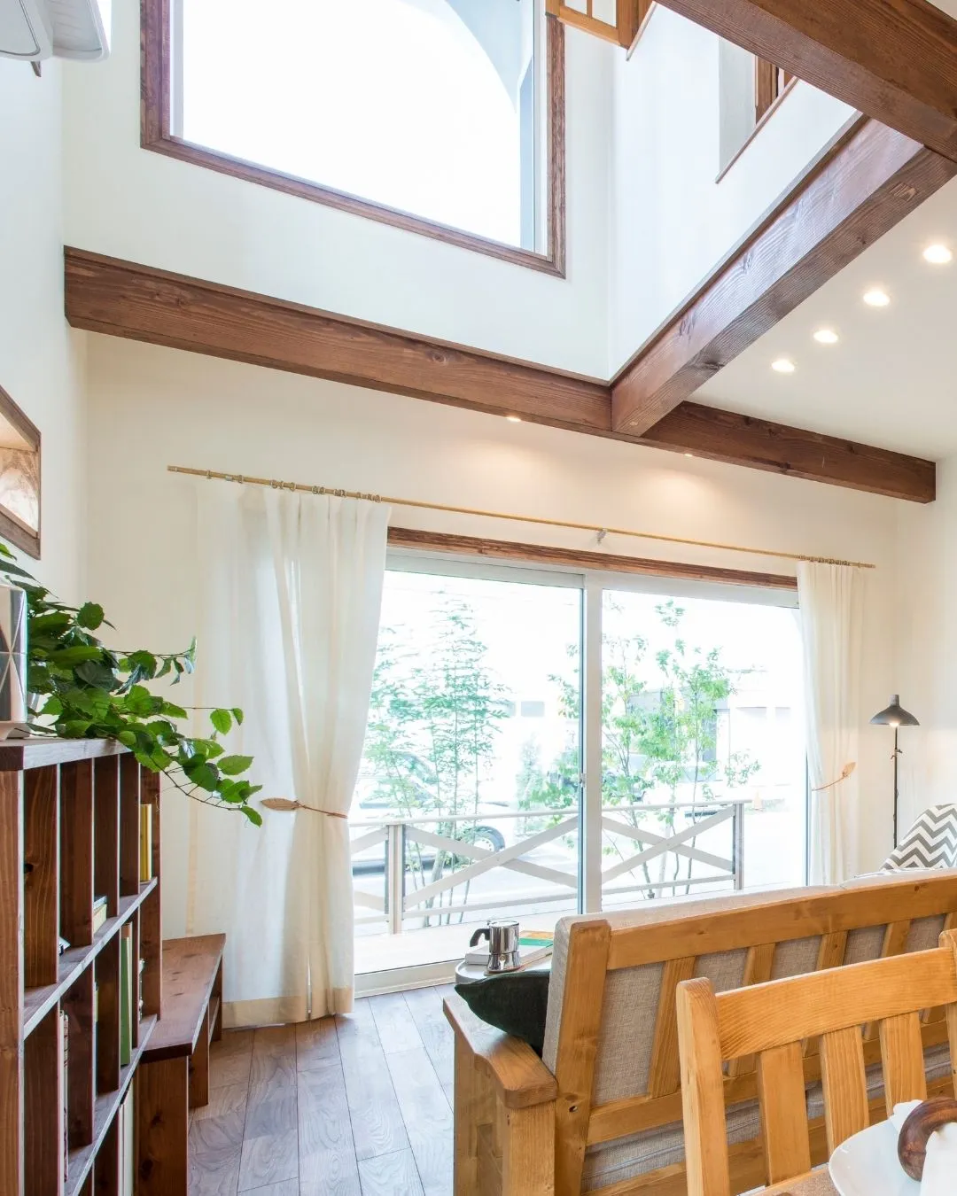 ☁️ 空とつながるような、ひらけた天井。