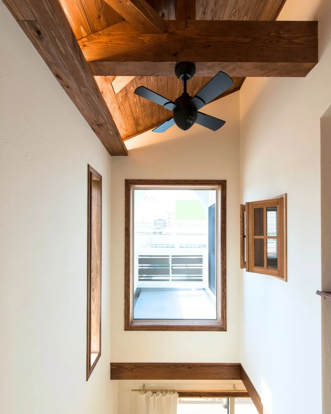 吹き抜け天井に広がる、ぬくもりある木の表情🌿