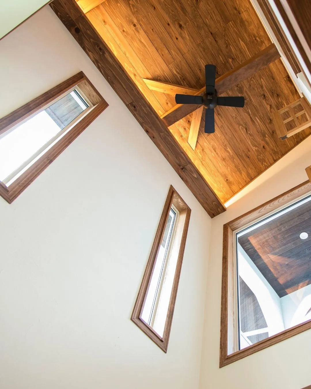 吹き抜け天井に広がる、ぬくもりある木の表情🌿