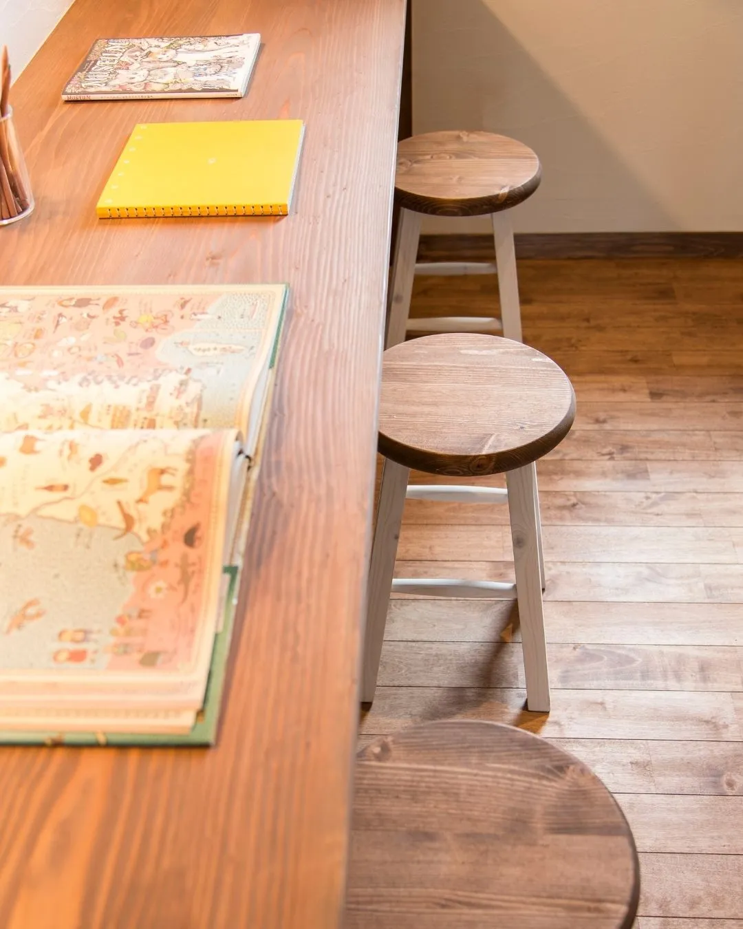 木のぬくもりが感じられるカウンターデスク🌿