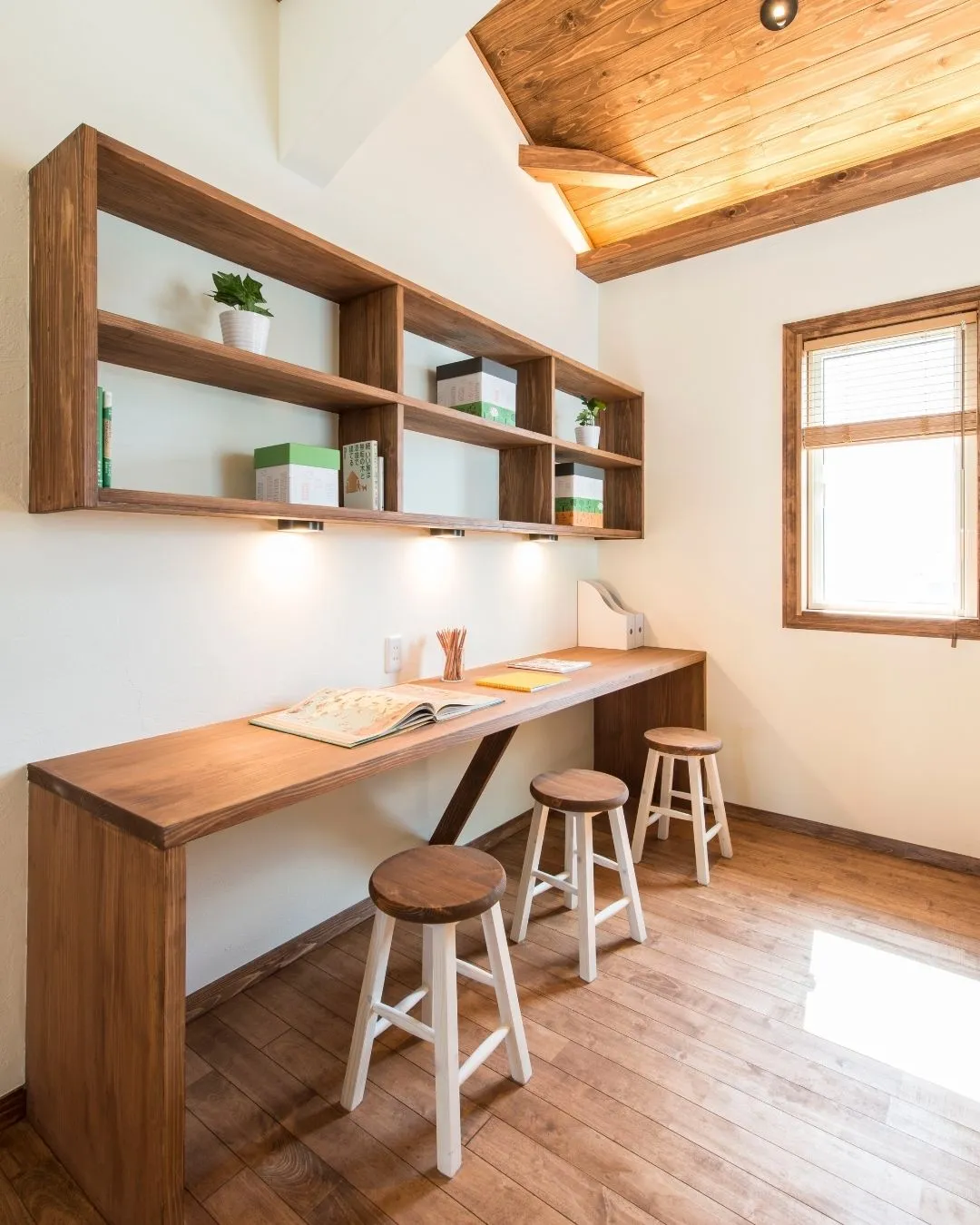 木のぬくもりが感じられるカウンターデスク🌿